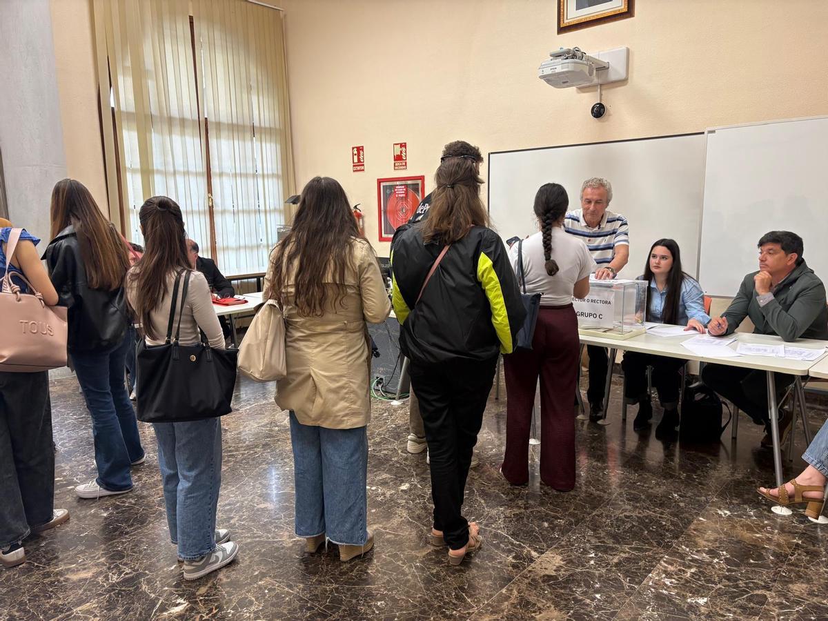 Colas para votar en una de las mesas electorales instaladas en la faculturad de Derecho
