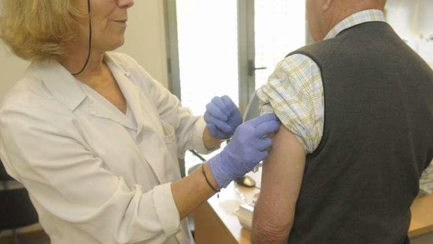 Un hombre recibe la vacuna de la gripe, en una campaña anterior.