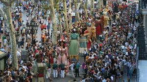 La cercavila de la Mercè ha reunit milers de persones aquesta tarda en el seu recorregut pels carrers de Barcelona