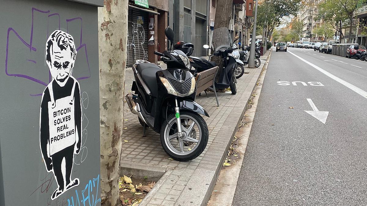 Pintada a favor de bitcóin en una calle de Barcelona.