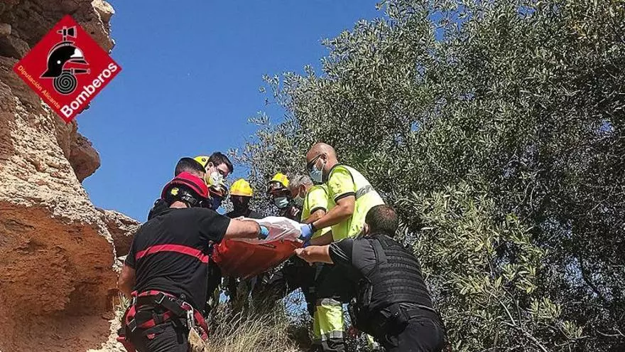 Los bomberos rescatan a una mujer que se precipitó desde cinco metros por un acantilado en Orihuela Costa