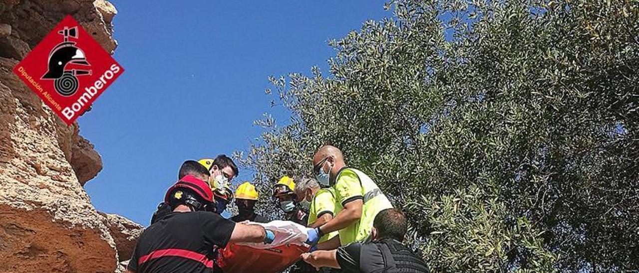 Así ha sido el espectacular rescate de una mujer tras caer desde cinco metros por un acantilado de Orihuela Costa