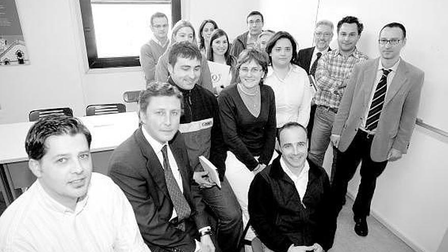 Un grupo de emprendedores de La Curtidora, ayer, con la alcaldesa, Pilar Varela (en el centro de la fotografía).