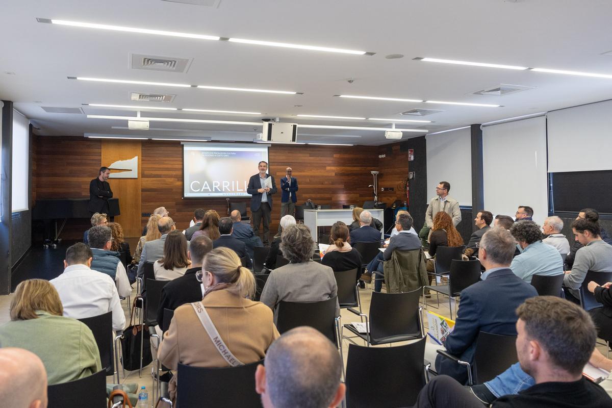 El alcalde de l´Alfàs, Vicente Arques, en plena charla con los empresarios.