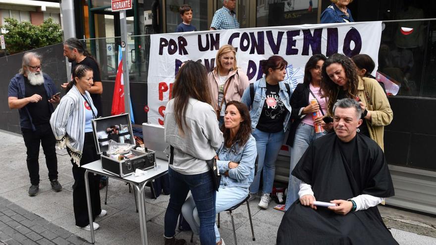 Cortes de pelo gratis para exigir un nuevo convenio de peluquería