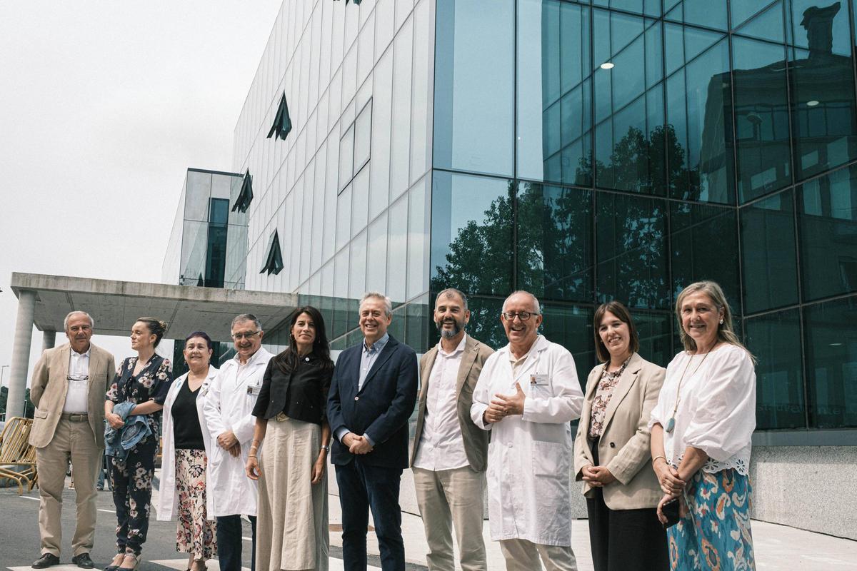 Autoridades y equipo médico posan delante del nuevo edificio