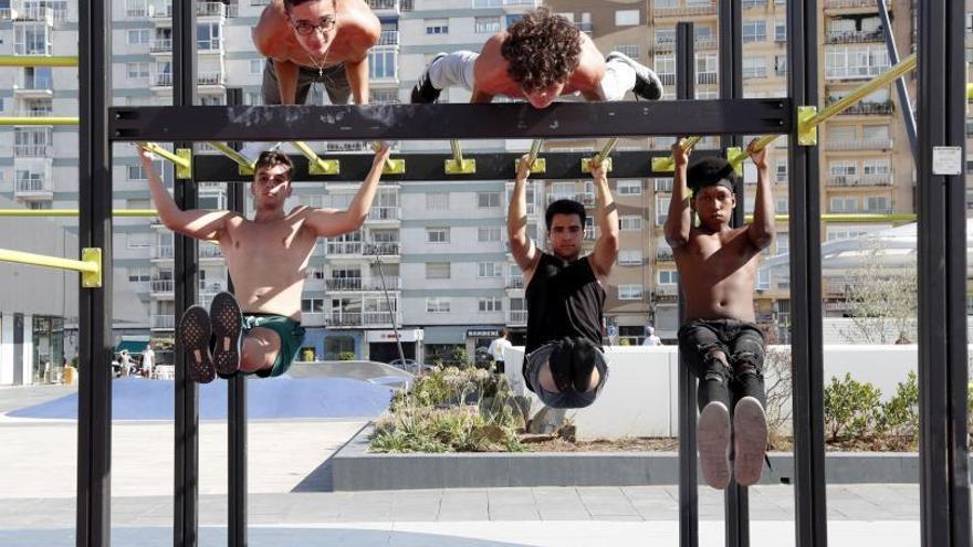 Un grupo de jóvenes realiza ejercicios de calistenia, ayer en Vigo.   | // JOSÉ LORES