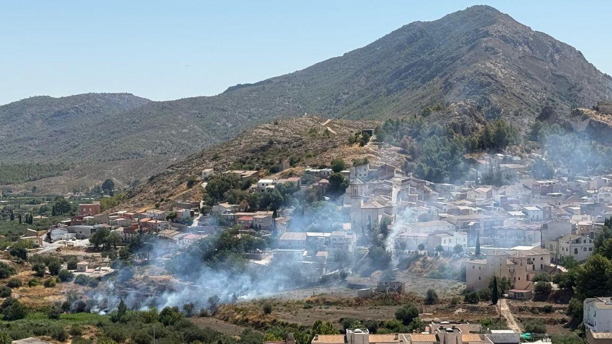Incendios Murcia | El fuego prende a las puertas de Calasparra y activa un amplio dispositivo de extinción