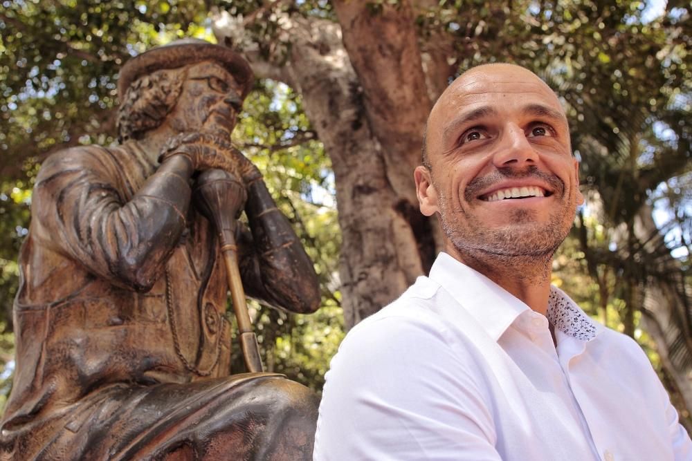 Alfonso Cabello posa junto a la estatua de Enrique González.