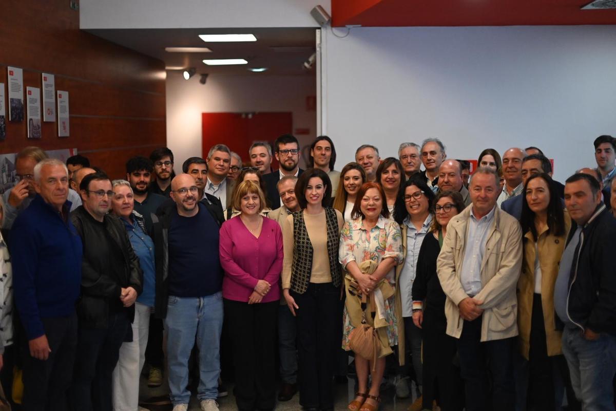 Foto de familia, este domingo, tras presentar Teresa Ladrero su candidatura para liderar el PSOE en Zaragoza.