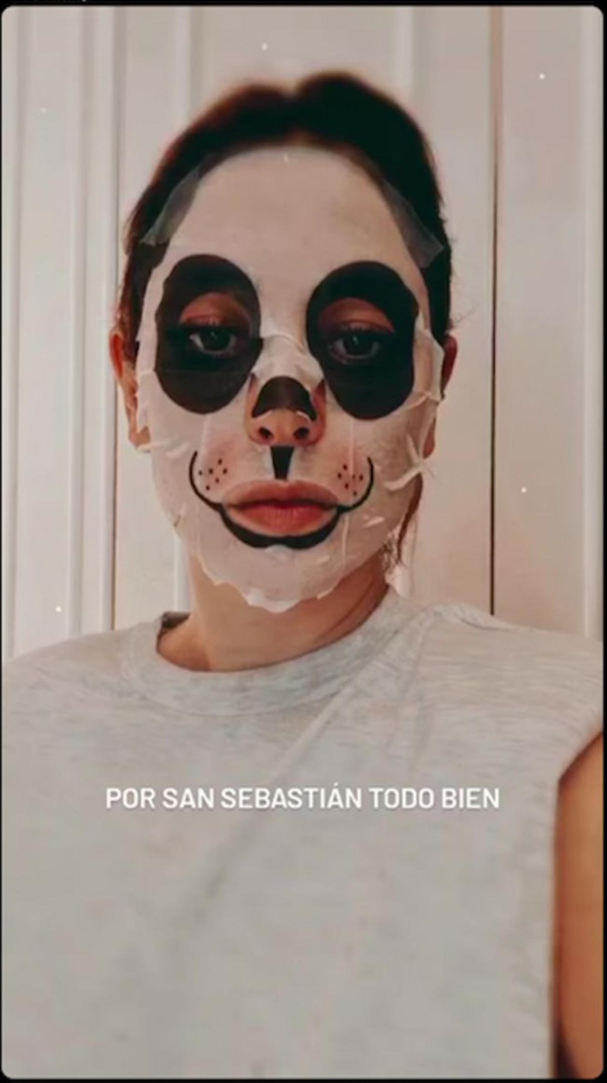 Blanca Suarez se hace un divertido 'selfie' con su mascarilla de oso panda