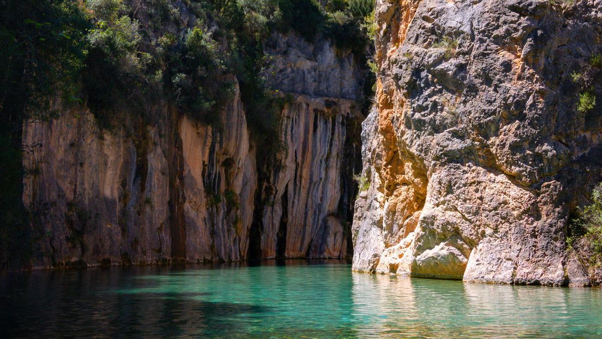 Sus aguas cristalinas están rodeadas de impresionantes paredes de piedra