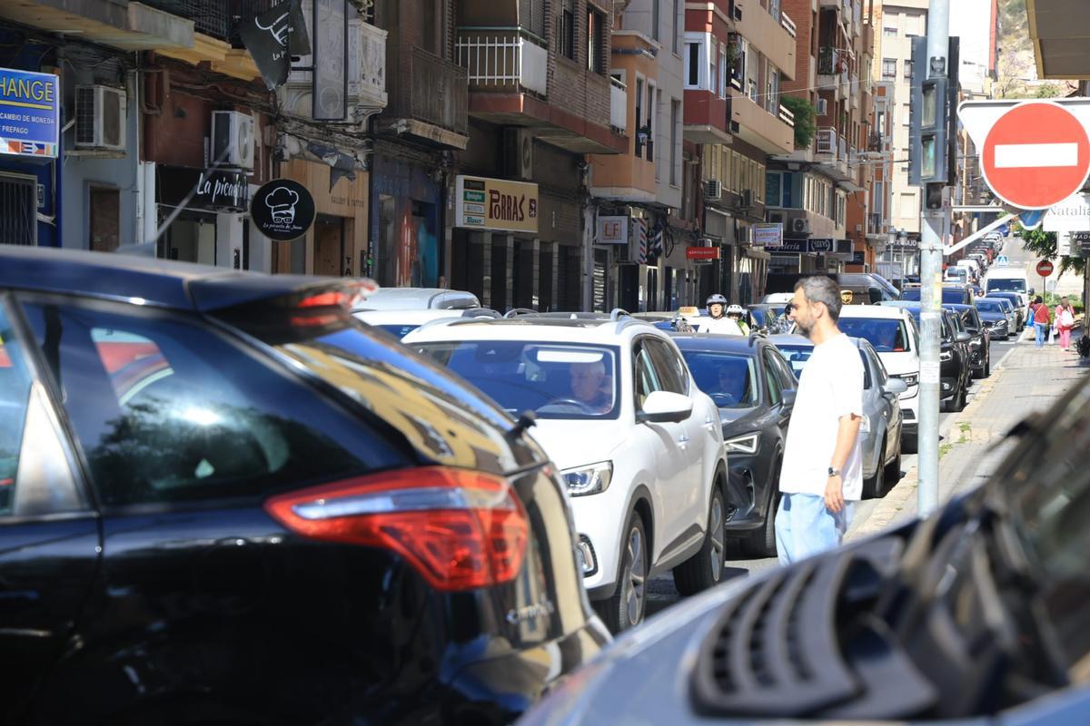 Colapso del tráfico en Alicante por la huelga de profesores
