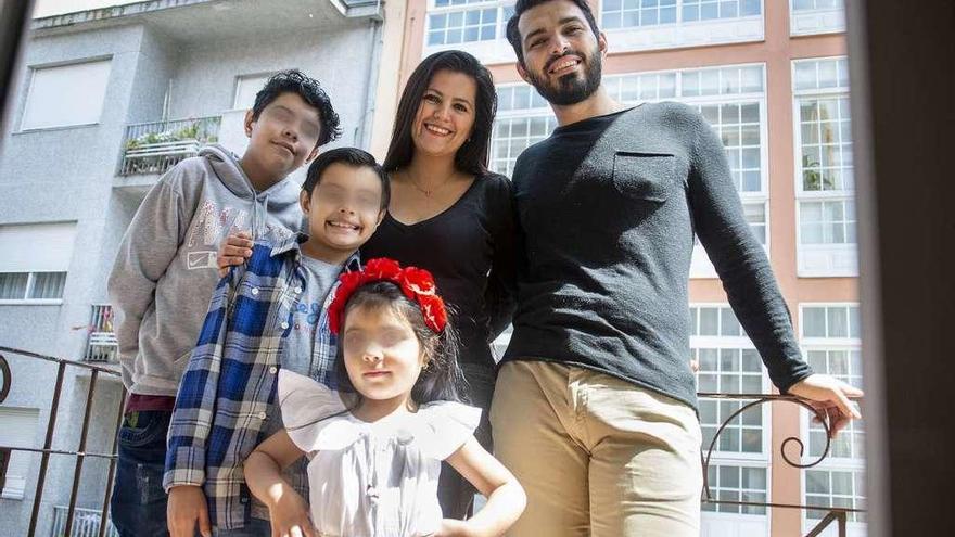 Miguel y Yeiny, con sus hijos en la casa de Ourense que les ha procurado la ONG Provivienda. // C. Peteiro