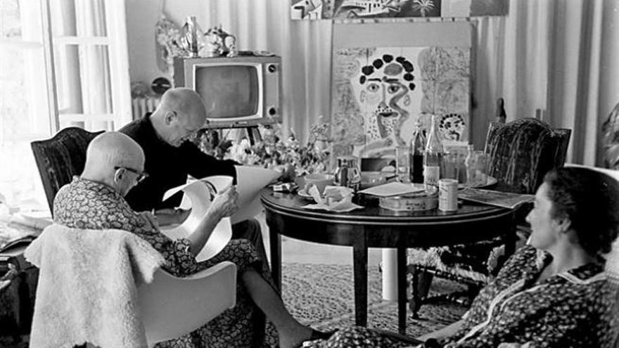 Pablo Picasso y William Hartmann, observados por Jacqueline