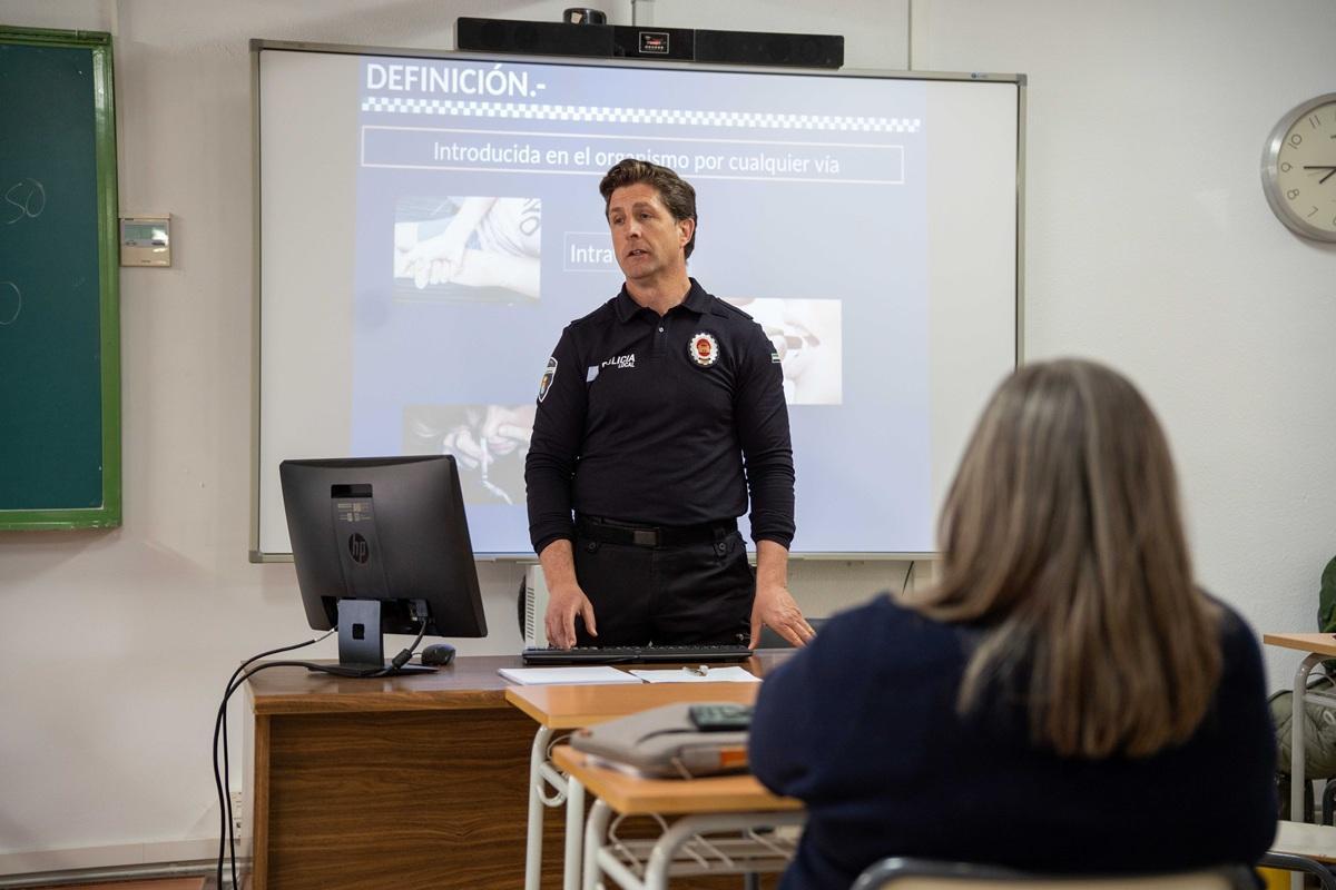 El agente de la Policía Local Carlos Manzano imparte una charla sobre prevención de drogodependencias en el IES Santa Eulalia.