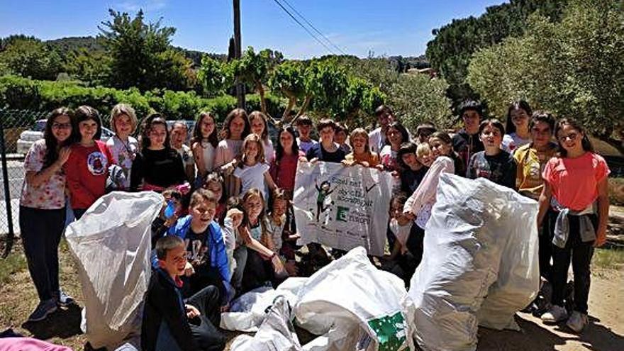 Joves de Begur i Esclanyà recullen vuit saques de residus