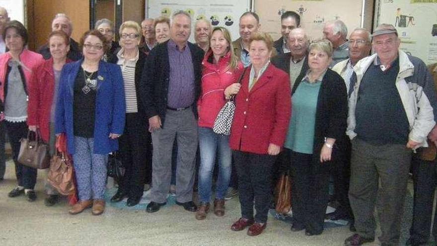 Foto de familia de los vecinos de Rodeiro, en la sede de Sogama.