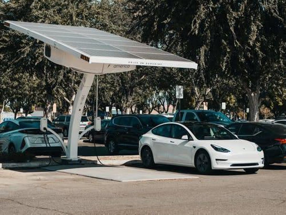 Electrolineras. Los coches eléctricos pueden repostar en electrolineras alimentadas por energía solar.