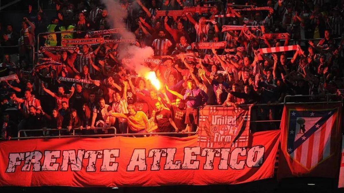 Una pancarta que ya no entra en el campo del Atlético de Madrid