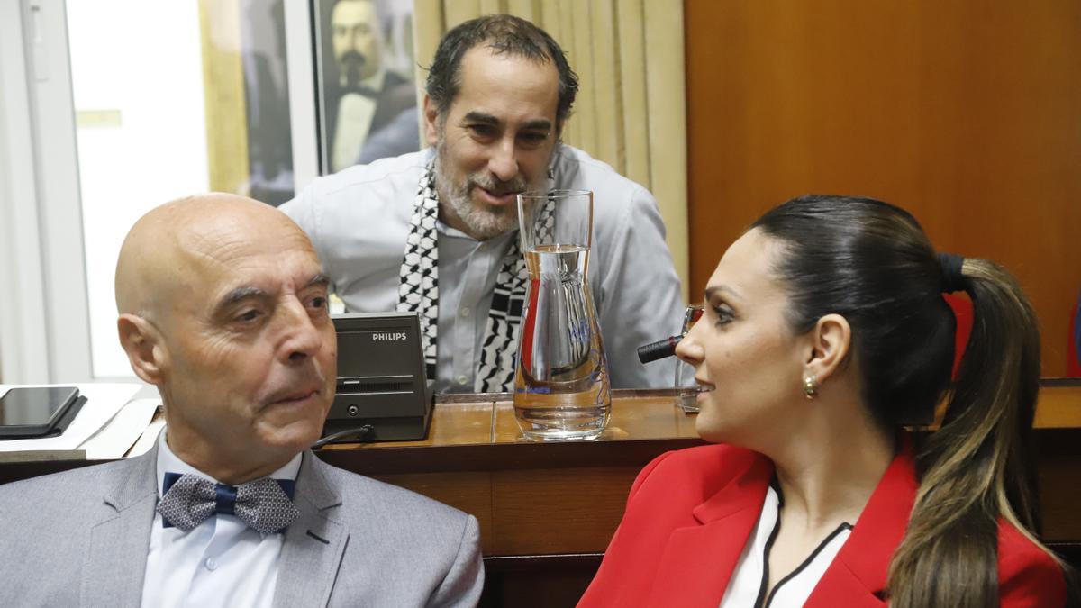 Los socialistas Antonio Hurtado y Carmen González hablan con Juan Hidalgo en el salón de plenos.