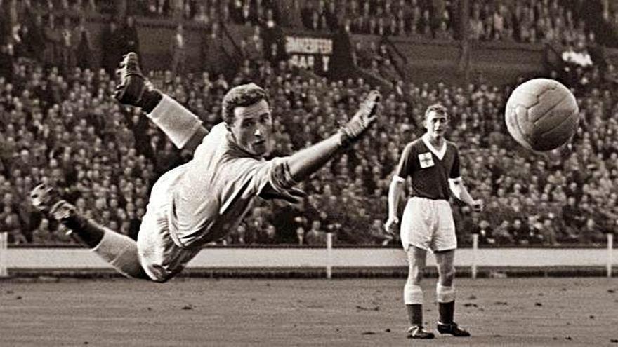 Harry Gregg trata de alcanzar un balón jugando con la selección de Irlanda del Norte.