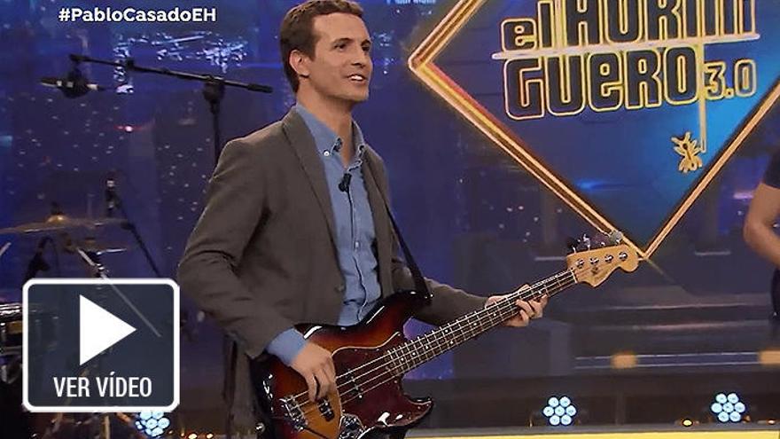 Pablo Casado, tocando el bajo en &#039;El hormiguero&#039;.