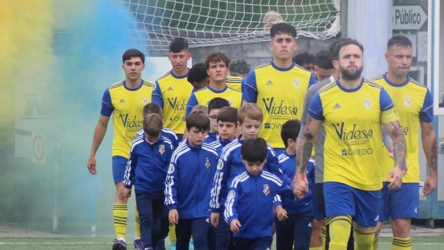 San Claudio momento antes de comenzar el partido ante el Tineo. |