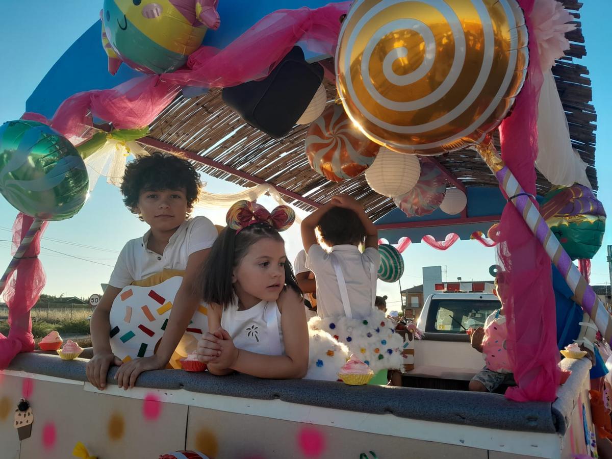 GALERÍA | Morales de Toro se mete de lleno en las fiestas con un desfile de carrozas y disfaces GALERÍA | Morales de Toro se mete de lleno en las fiestas con un desfile de carrozas y disfaces