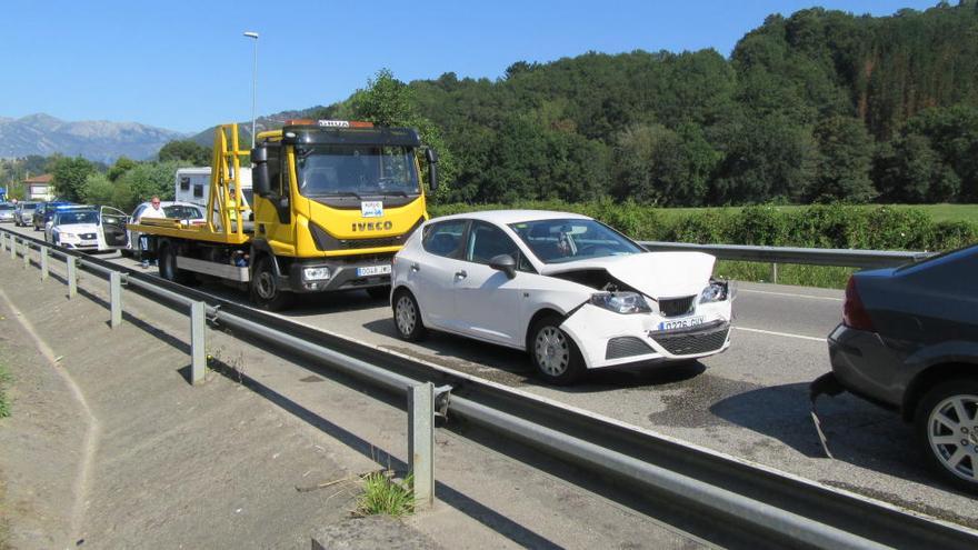 Tres coches implicados en un espectacular accidente en Parres