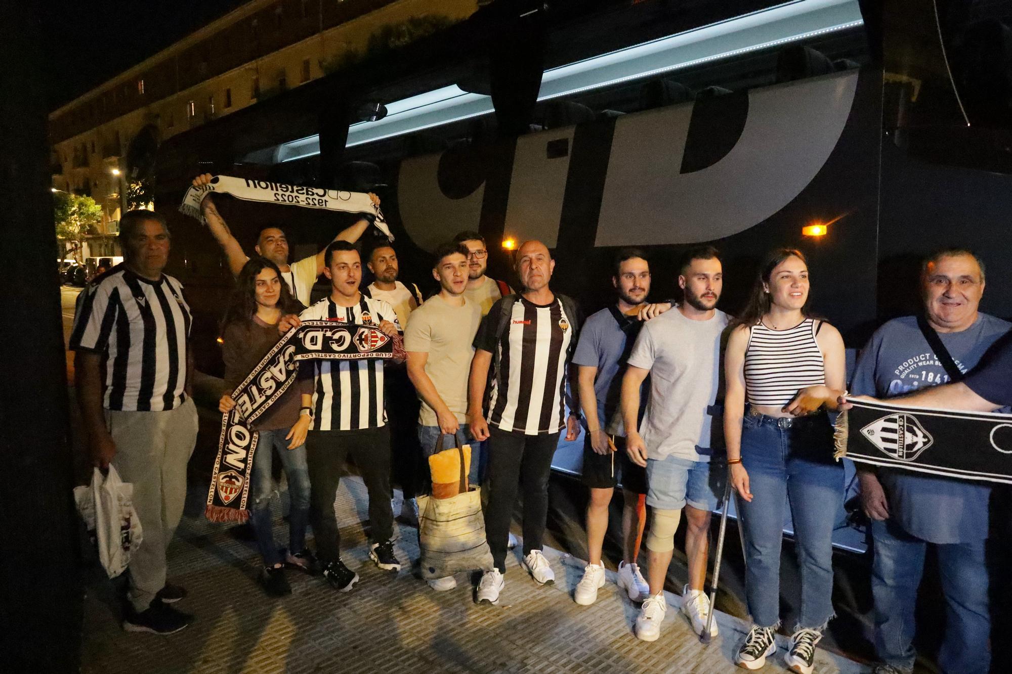 Galería | El autobús de los aficionados albinegros viaja lleno de ilusión a Riazor