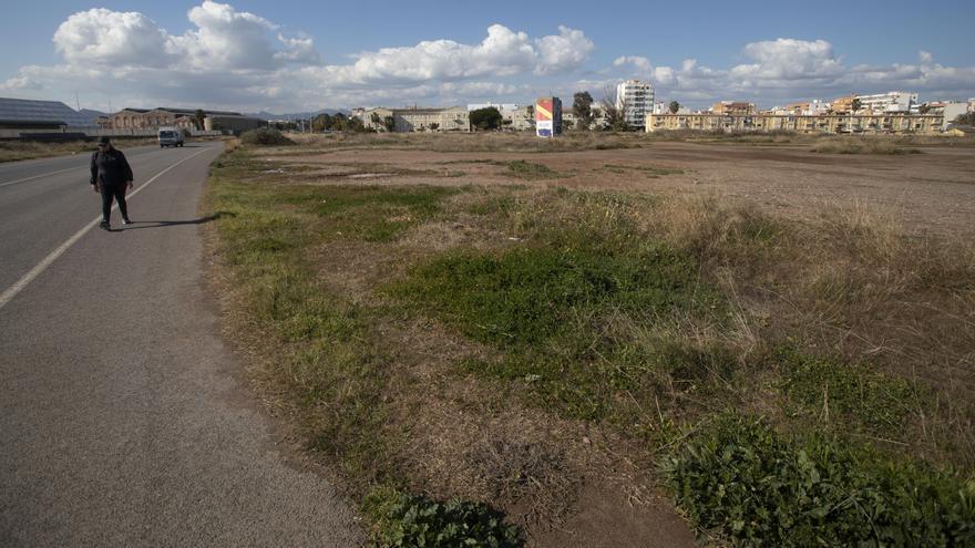 Imagen de parte del Malecón de Menera junto a la playa del Port de Sagunt y el puerto comercial.