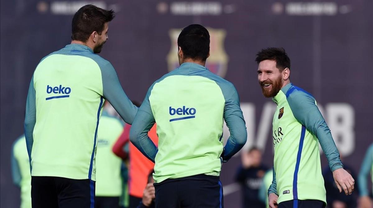 marcosl37632386 barcelona s argentinian forward lionel messi  r   talks with170311184126