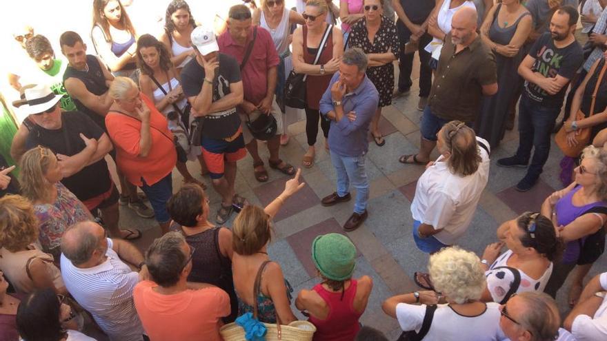 El alcalde de Xàbia, en el centro, escucha los argumentos de los manifestantes.