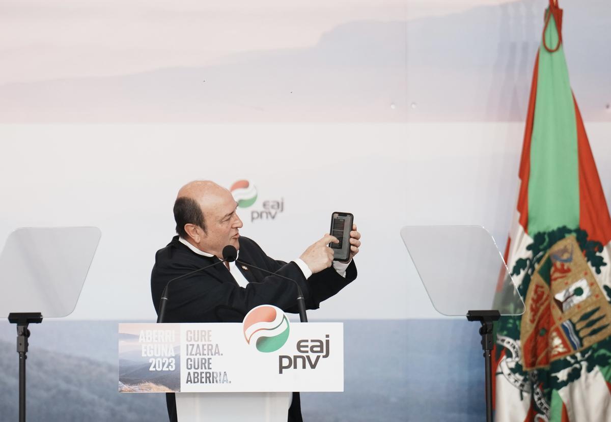 El presidente del PNV y del Euzkadi Buru Batzaren (EBB), Andoni Ortuzar, interviene en la celebración del Aberri Eguna.