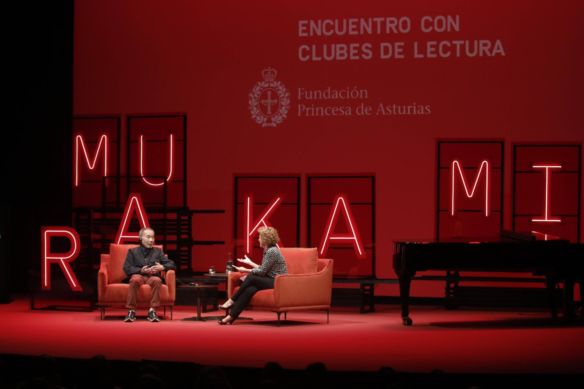 Encuentro de Haruki Murakami con Clubes de lectura de bibliotecas públicas en el teatro Jovellanos