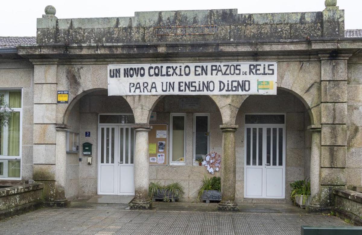 Pancarta reivindicativa en la fachada del CEIP de Pazos de Reis.