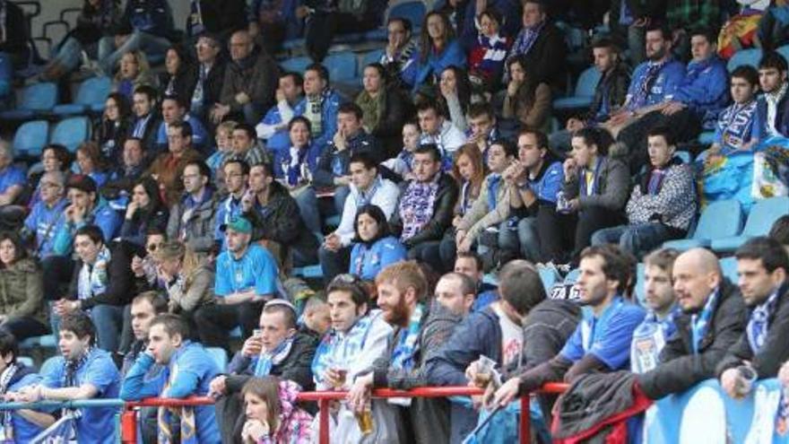 Aficionados del Oviedo en la grada de Fondo del estadio de O Couto. // Iñaki Osorio