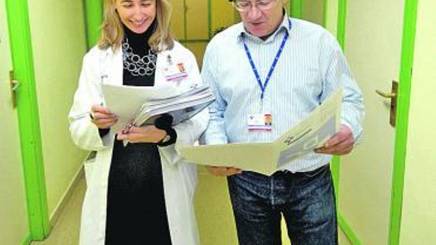 Beatriz López y Fernando Gallego, hasta la fecha directora médica y gerente, respectivamente, del Hospital Álvarez-Buylla de Mieres.