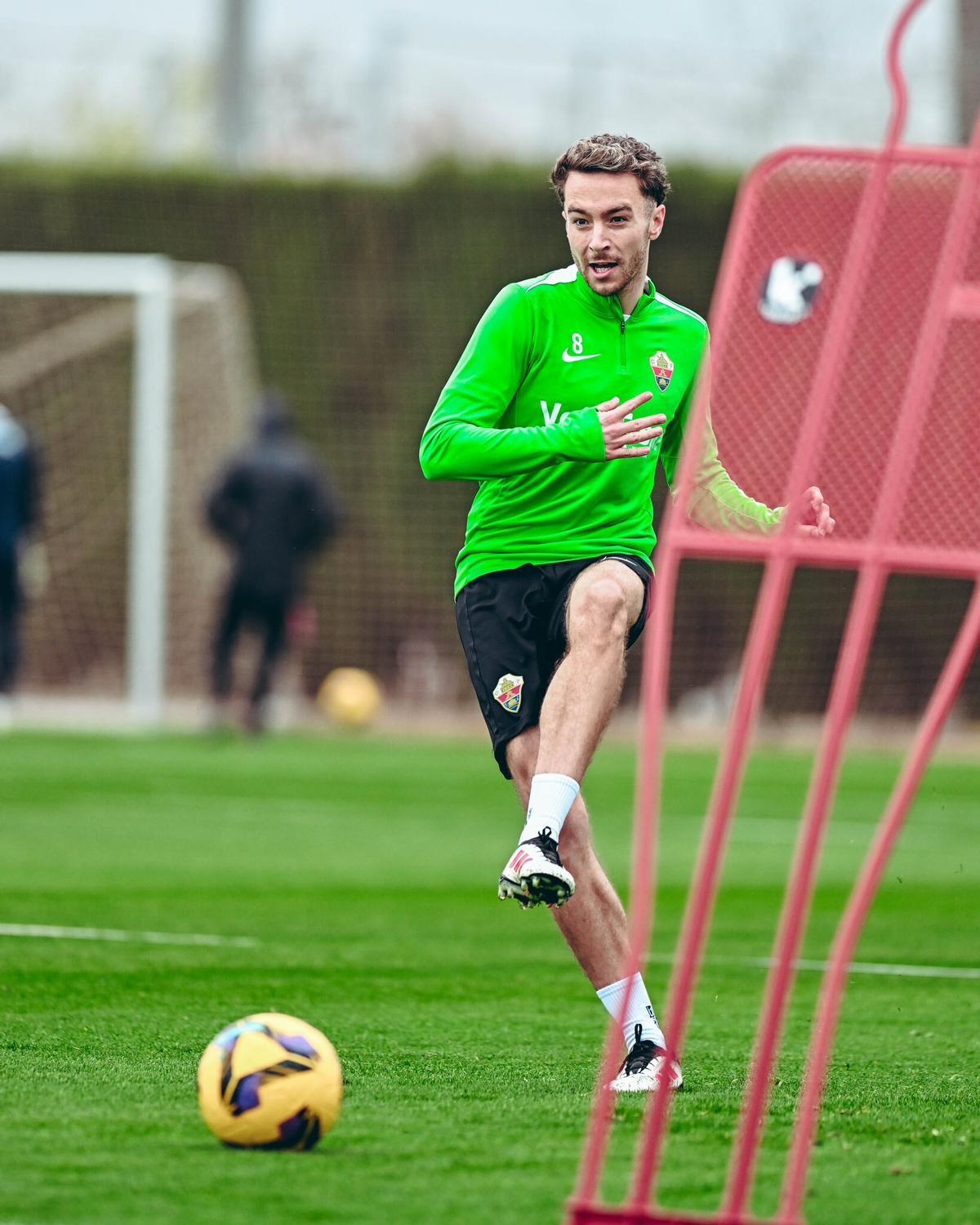 Marc Aguado da un pase durante una sesión de entrenamiento, en el Díez Iborra.