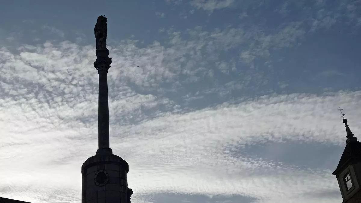 Cielo con nubes altas sobre el triunfo de San Rafael de la Puerta del Puente, en Córdoba.