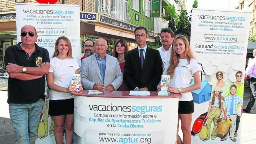 Cabezuelos y Fernández, en la campaña contra los apartamentos ilegales.