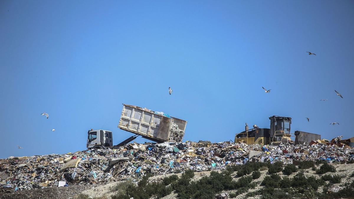 Eliminación de basura con su acumulación bajo tierra en una planta de la provincia de Alicante, en una imagen reciente