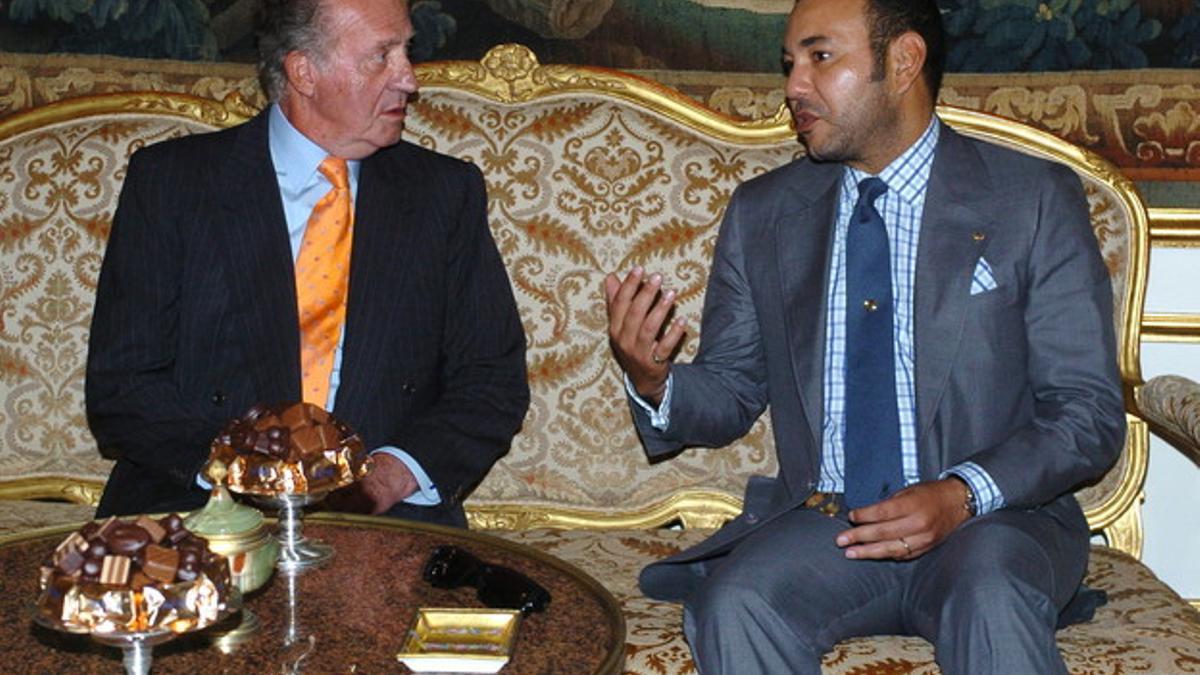 El rey Juan Carlos y Mohamed VI, durante un encuentro en julio del 2006, en Casablanca.