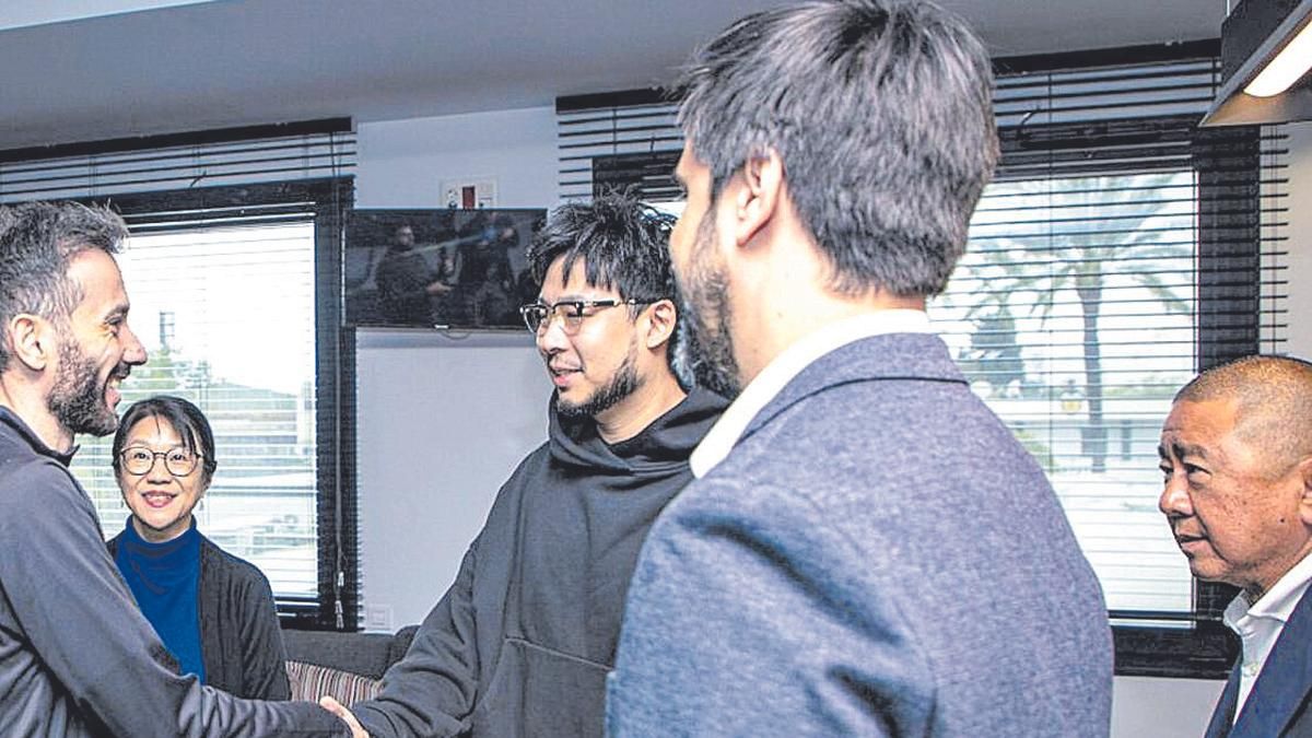 Carlos Corberán y Kiat Lim se dan la mano en la visita del hijo del máximo accionista