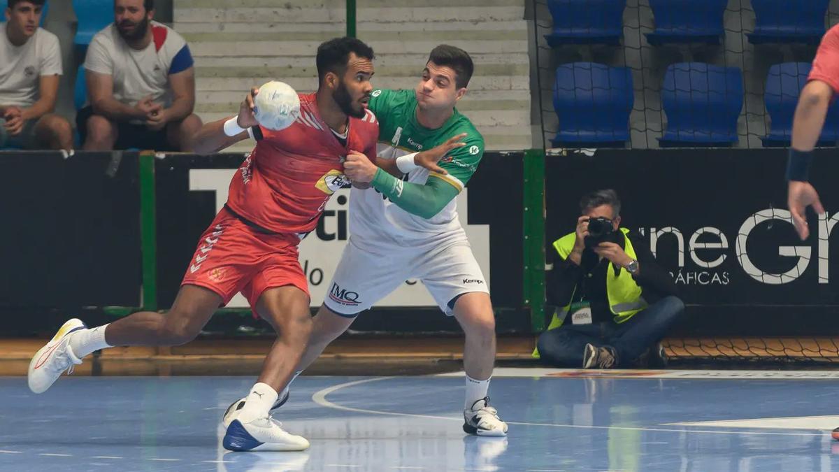 Cordiés intenta avanzar ante la defensa de un jugador del Anaitasuna.