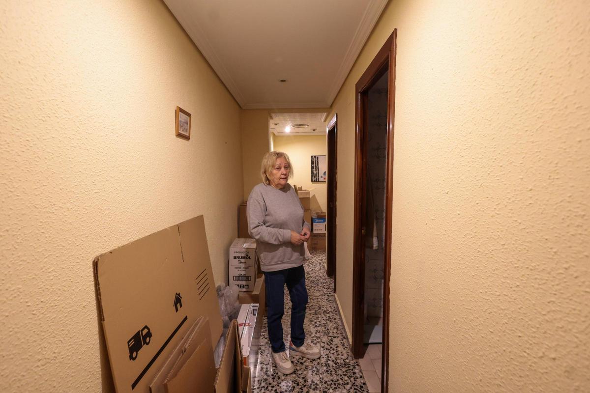 Mari Luz, en el pasillo de su vivienda, entre cajas ya que el desahucio era inminente.