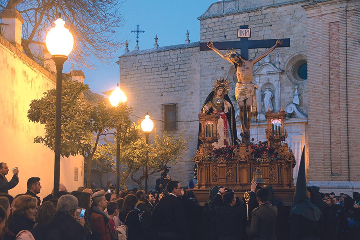 CARIDAD DE SAN FRANCISCO. ESTA EXTRAORDINARIA TALLA SE ENCUADRA EN LA ESCUELA SEVILLANA DE FINALES DEL SIGLO XVI, CASI EN LA TRANSICIÓN AL BARROCO. FUE DONADA POR JUAN DRAPER A LA COFRADÍA