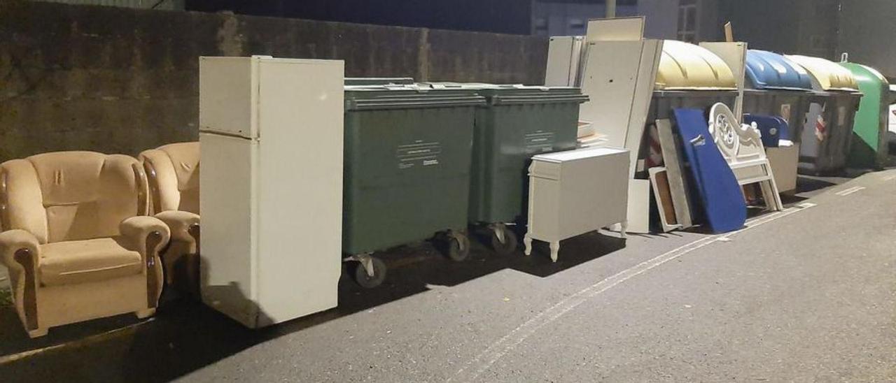 Los muebles en la acera.