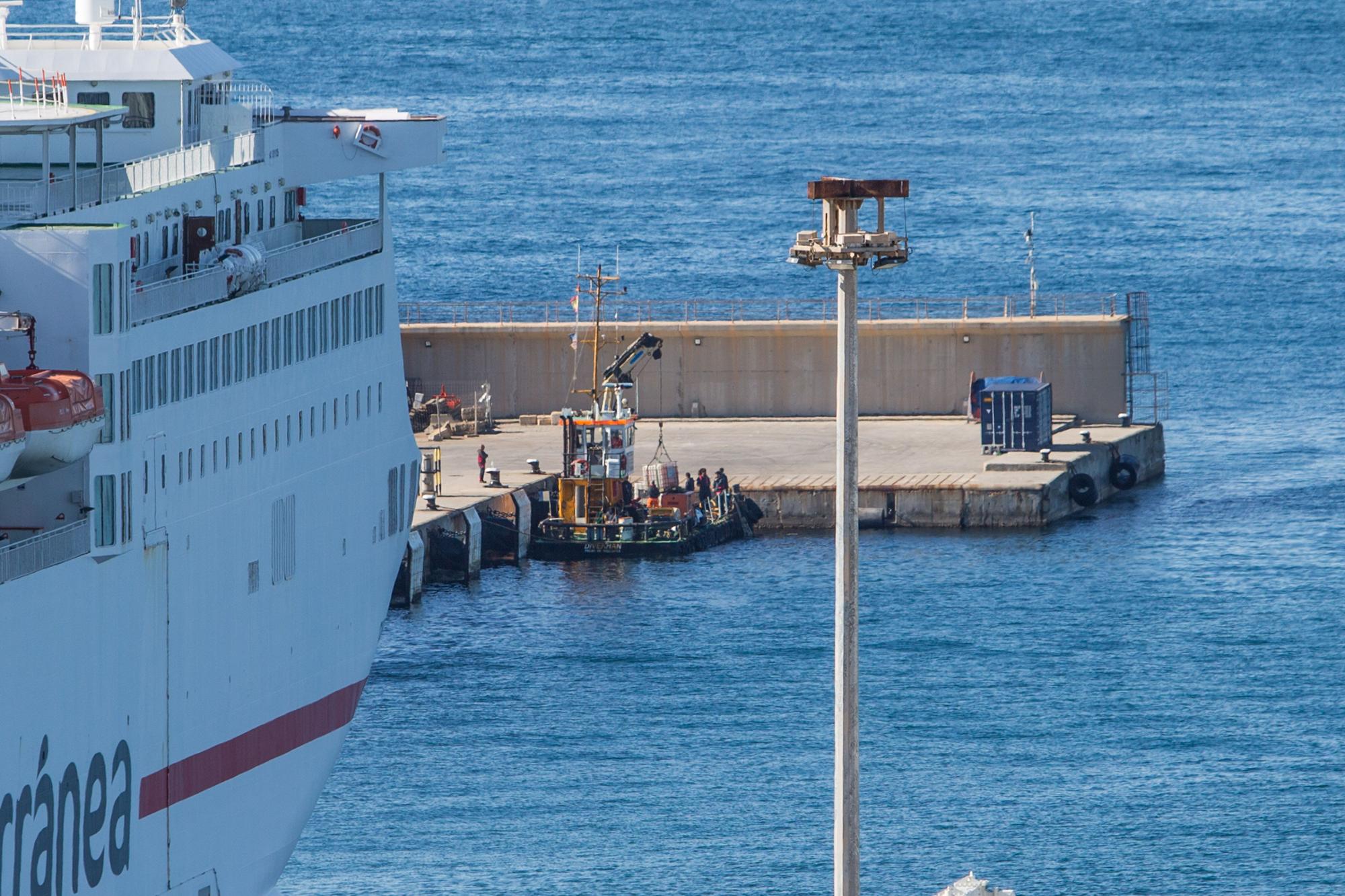 Comienzan los trabajos para reflotar el pesquero 'Charpat Segundo' hundido en Ibiza